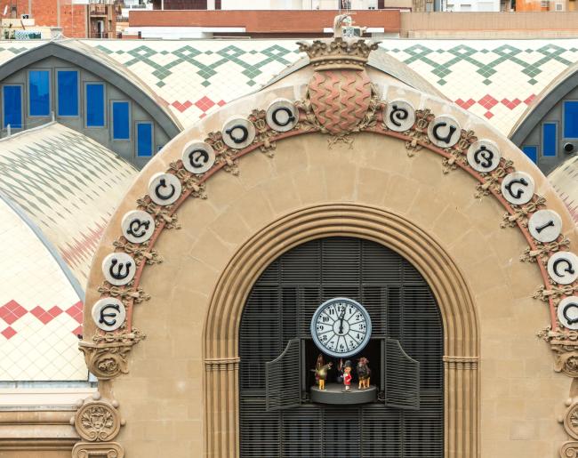 Vine al Mercat Central, un nou espai on comprar, degustar i veure en acció el nou rellotge carilló - © David Oliete - Mercats de Tarragona